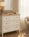 Cassettiera Shabby Chic "coccole di casa" comò comoncino con 3 cassetti decorati. Design romantico con fregi floreali e piano naturale, ideale per camera da letto e soggiorno.