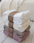 Scopri il copriletto matrimoniale Darling di Lovely Beach. In 100% cotone a nido d'ape con romantico volant. Perfetto per una camera da letto in stile Shabby.