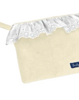 La Lovely Beach Pochette San Gallo è l'accessorio ideale per chi cerca un perfetto stile shabby chic e romantico per l'estate, grazie al caratteristico volant in pizzo San Gallo.