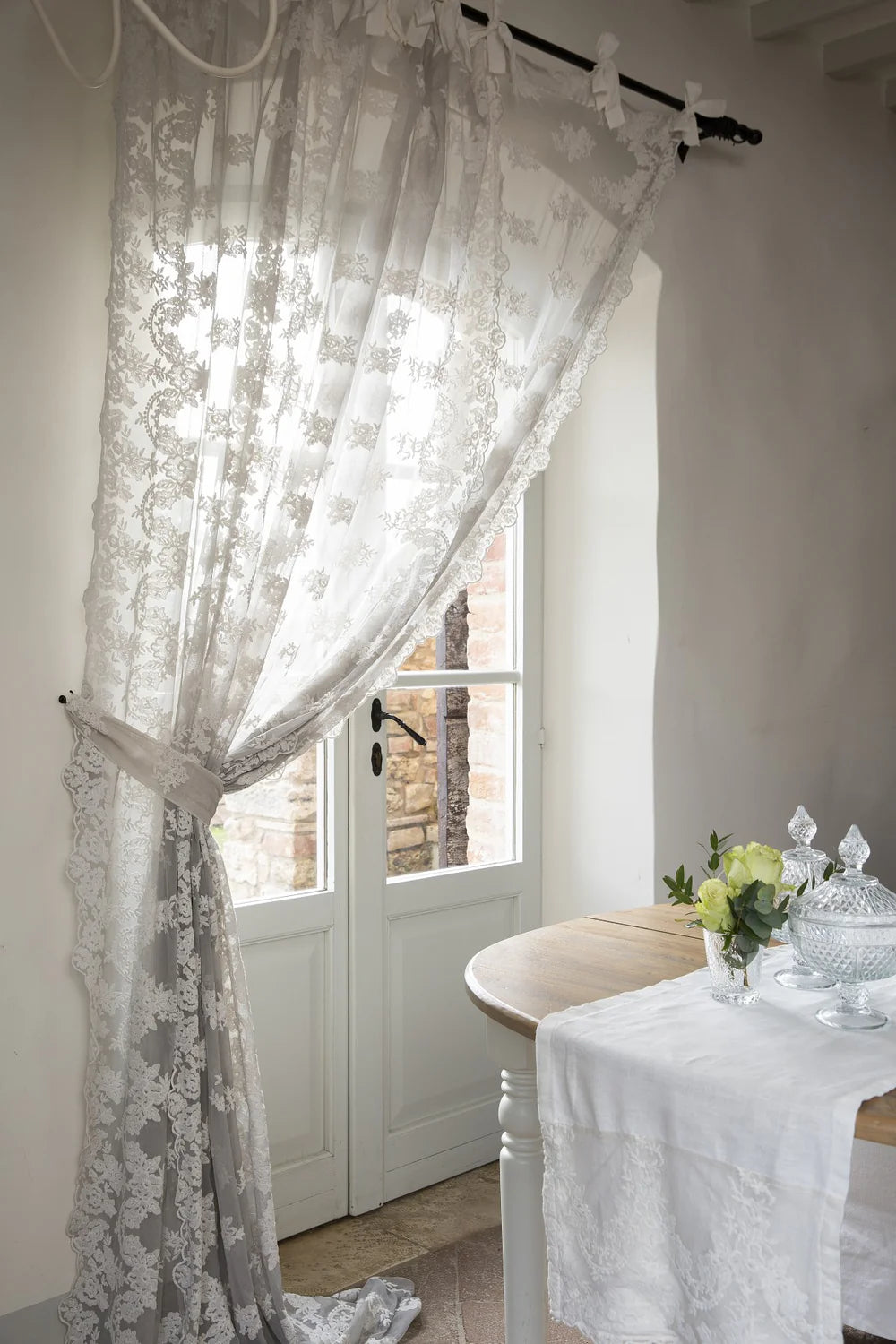 Tenda Versailles Prestige Chez Moi (240x300 cm): raffinato tendone in pizzo shabby chic artigianale. Eleganza italiana per un ambiente romantico e luminoso. 
