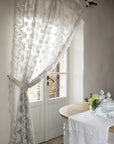 Tenda Versailles Prestige Chez Moi (240x300 cm): raffinato tendone in pizzo shabby chic artigianale. Eleganza italiana per un ambiente romantico e luminoso. 