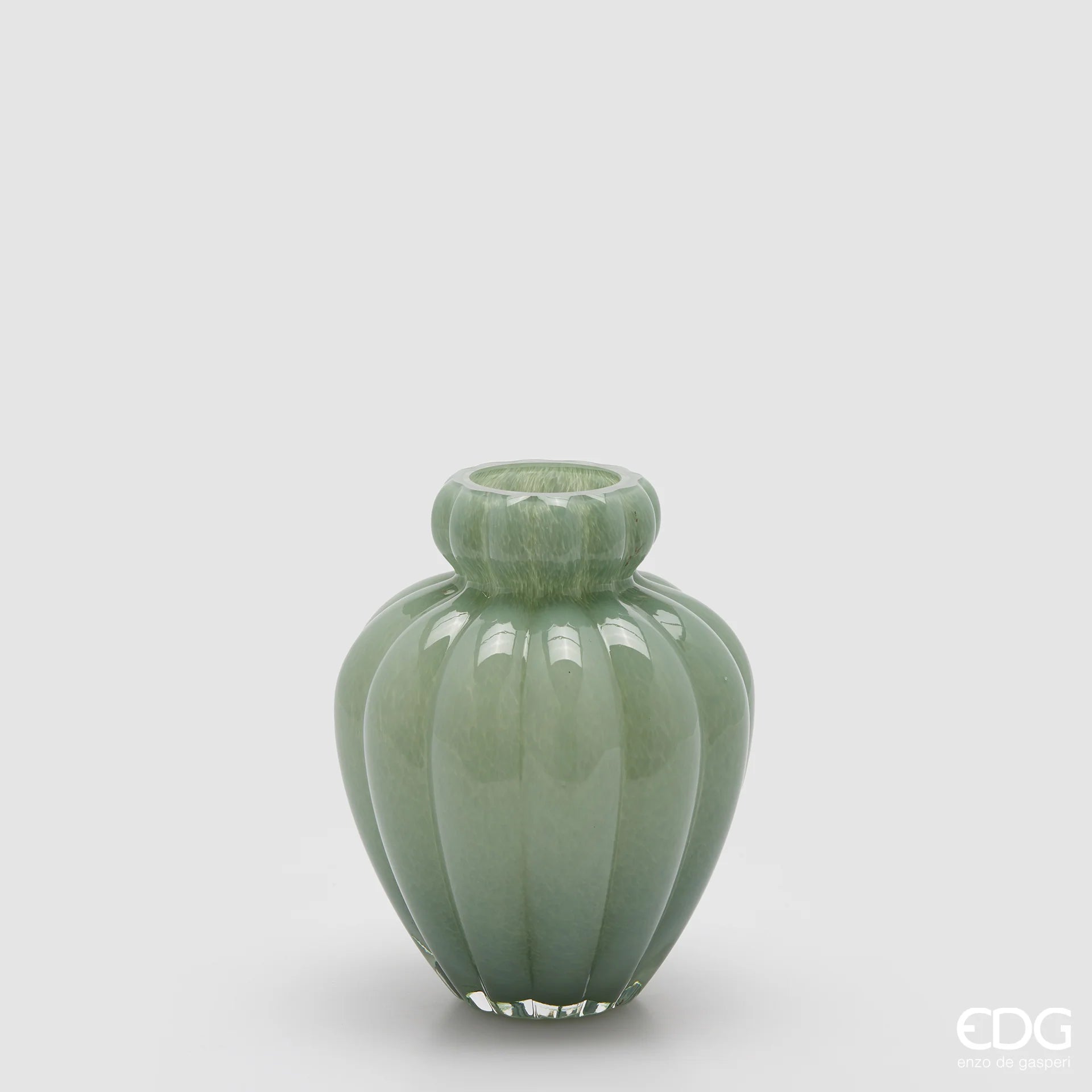 Scopri il Vaso Chignon di Enzo De Gasperi. Design in vetro waterproof, ideale per fiori freschi. Disponibile in verde e bianco Acquista ora, Manfredonia Foggia