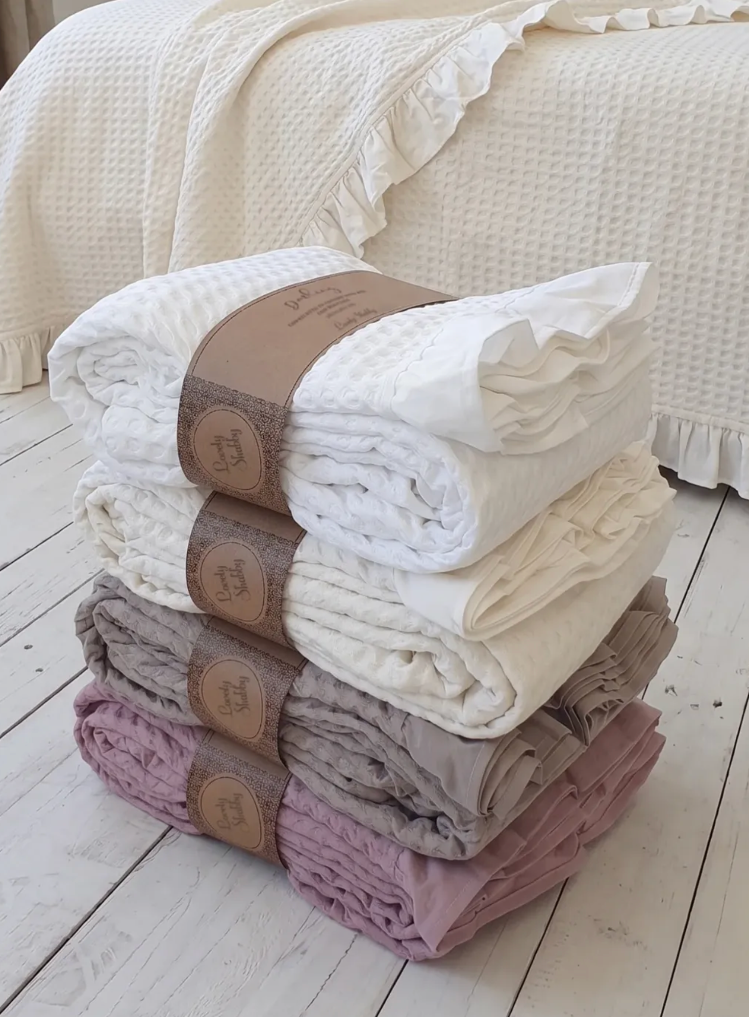 Scopri il copriletto matrimoniale Darling di Lovely Beach. In 100% cotone a nido d'ape con romantico volant. Perfetto per una camera da letto in stile Shabby.