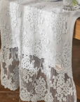 Runner Colette Flora di Chez Moi in puro cotone con romantico pizzo a volant. Un tocco di lusso artigianale Made in Italy per la tua tavola shabby chic.