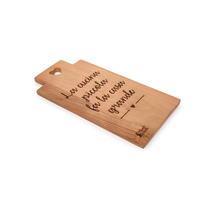 Tagliere Nuvole di Stoffa in legno d'acacia con incisione "La cucina piccola fa la casa grande". Design rustico, ideale come regalo, a manfredonia Foggia