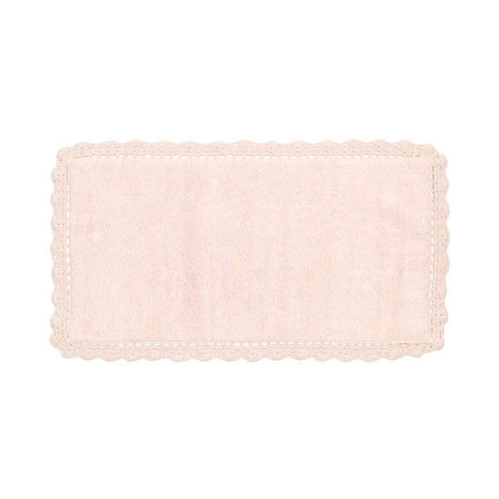 Scopri il tappeto Amour di Nuvole di Stoffa. Rettangolare in cotone e pizzo macramè. Made in Italy. Dona charme romantico a bagno e camera. A Manfredonia Foggia