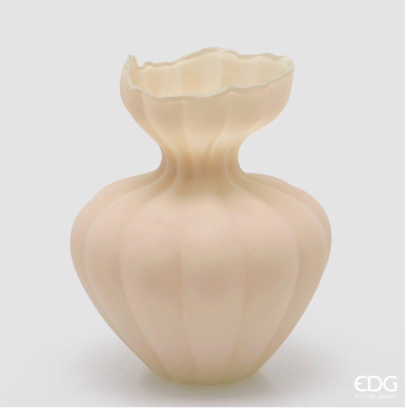 Vaso Flow EDG Enzo De Gasperi: linee sinuose in vetro satinato per un design moderno e unico. Arreda con eleganza e stile la tua casa. A manfredonia Foggia