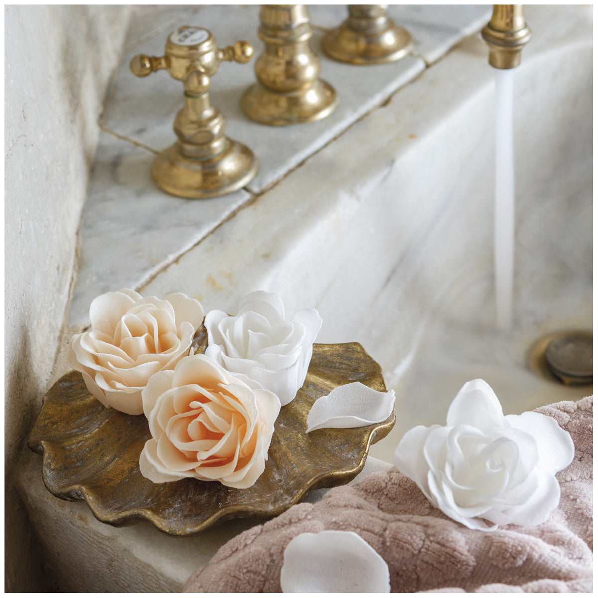 MATHILDE M. Cofanetto 12 foglie di rose di sapone bianche e nude - Fragranza alla rosa