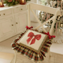 Cuscino per sedia Vintage Toy di Nuvole di Stoffa con balza tartan e fiocco rosso