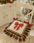 Cuscino per sedia Vintage Toy di Nuvole di Stoffa con balza tartan e fiocco rosso