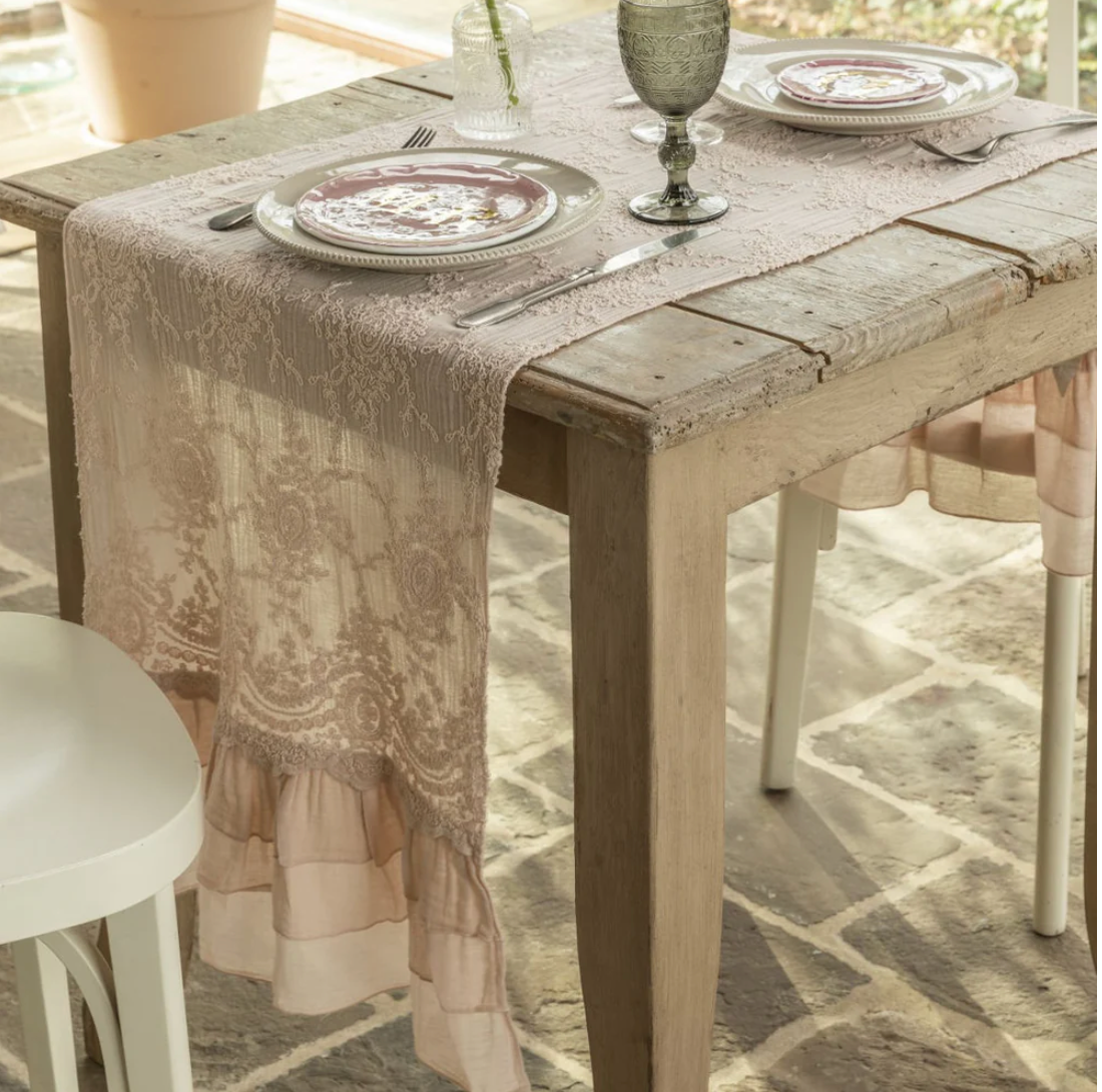 "Esalta la tua tavola con il Runner Etoile Corinzio di Chez Moi. Pizzo pregiato, balze artigianali e stile shabby chic Made in Italy. Acquista l'eleganza online!"
